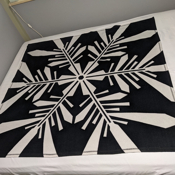 Old Navy Blanket Sherpa black with white snowflake design Christmas warm home - Picture 2 of 5